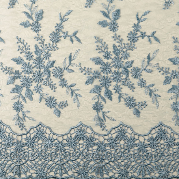 Kant stof Bloemen geborduurd met border 